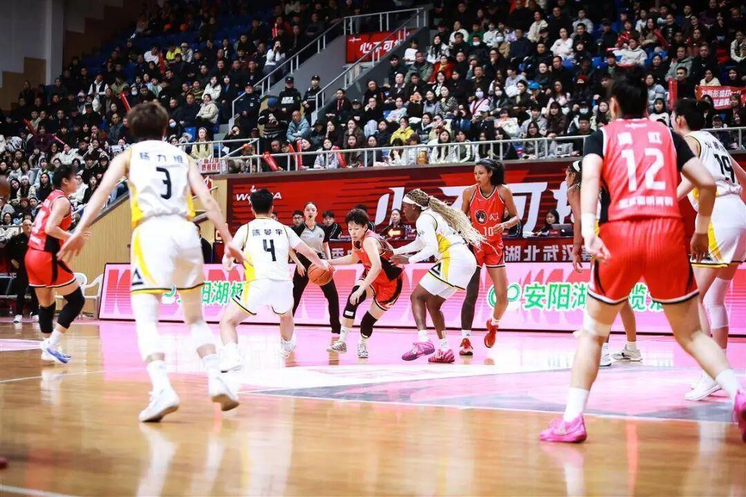 开云APP-球迷的呐喊，商家的算盘！武汉盛帆女篮炼成WCBA“生意精”
